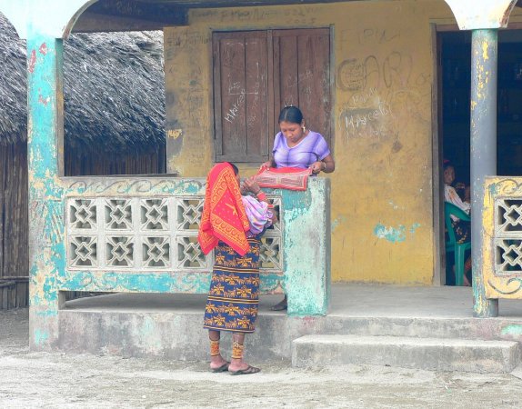 82- Les femmes kuna parlent mola 
